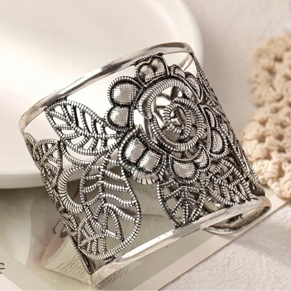 Boho chic Vintage silvery plated open cuff bracelet - Picture 6 of 6